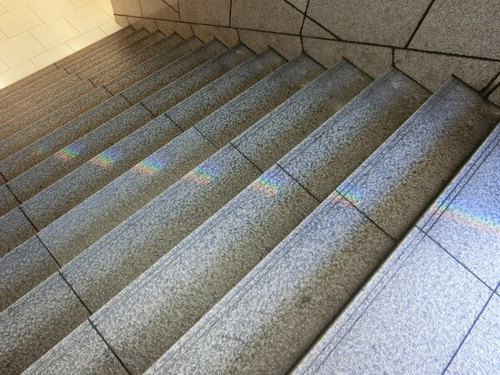 ナナちゃん近く階段虹.jpg